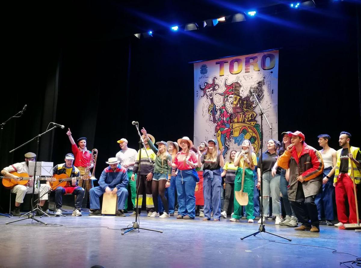 Los «Fuleros-dindoneros” cantando sus coplas en el Teatro Latorre. | M.J.C.