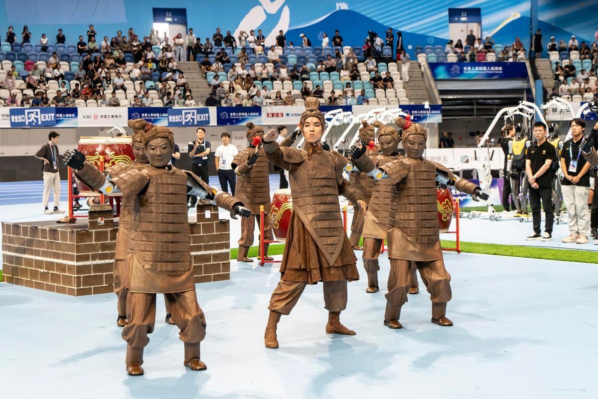 Robots humanoides vestidos como los guerreros de terracota actúan durante una competición de baile en los Juegos Mundiales de Robots Humanoides en Pekín, China, el viernes 15 de agosto de 2025. El evento se celebra hasta el 17 de agosto. Fotógrafo: Qilai Shen/Bloomberg