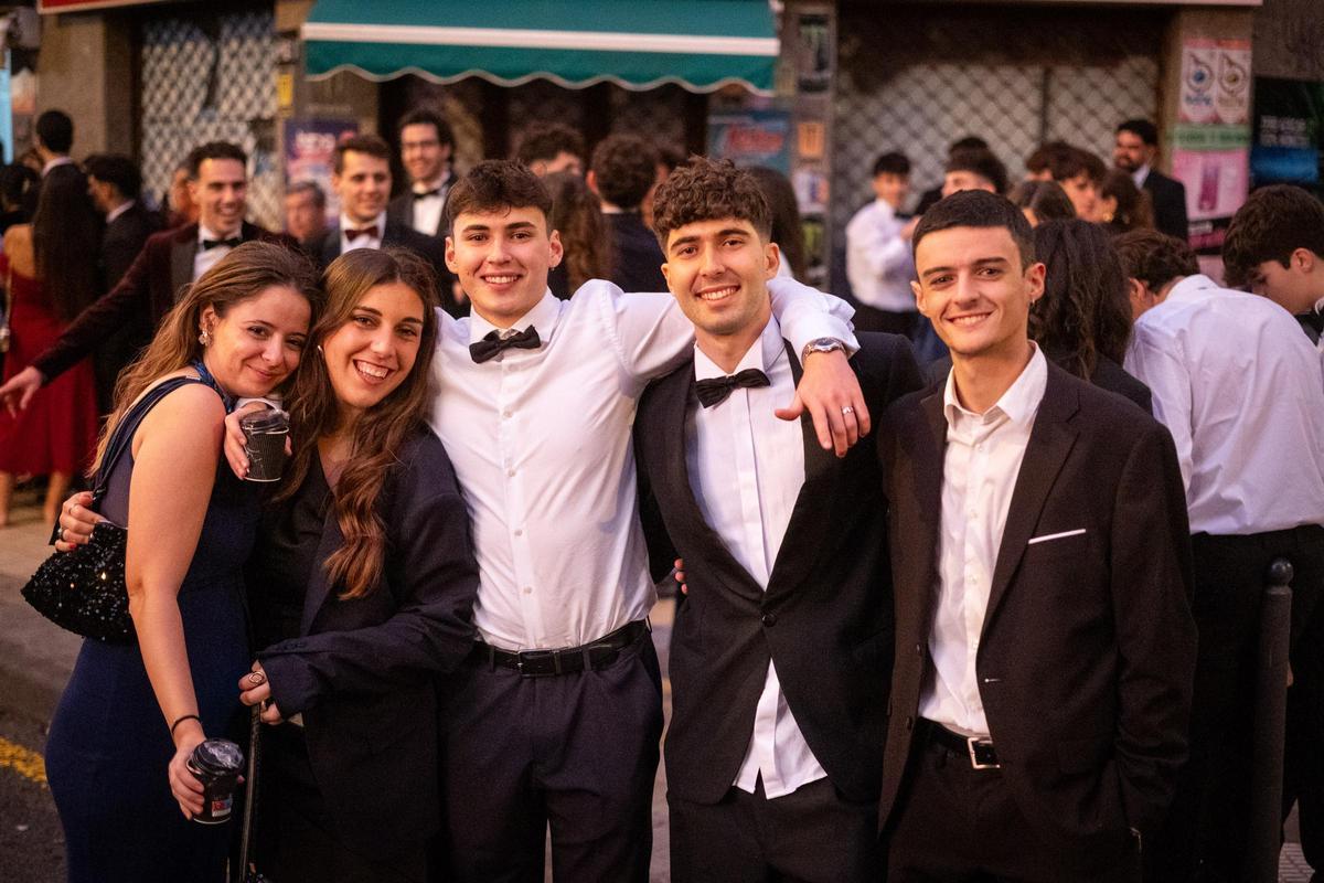 Carlota Laclaustra, Paula Afonso, Luis Ramos, Alberto Moreno y Óscar García, amigos desde su etapa en el colegio de las Dominicas.