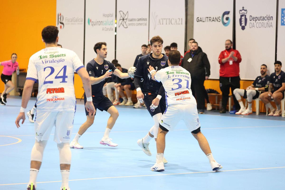 Freitas hace un bloqueo ante un jugador del Cisne en San Francisco Javier.