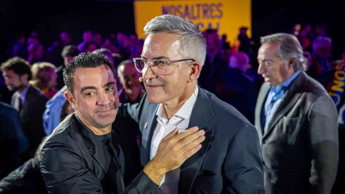 Xavi Hernández y Víctor Font, en la presentación del grupo Nosaltres, el pasado mes de noviembre..