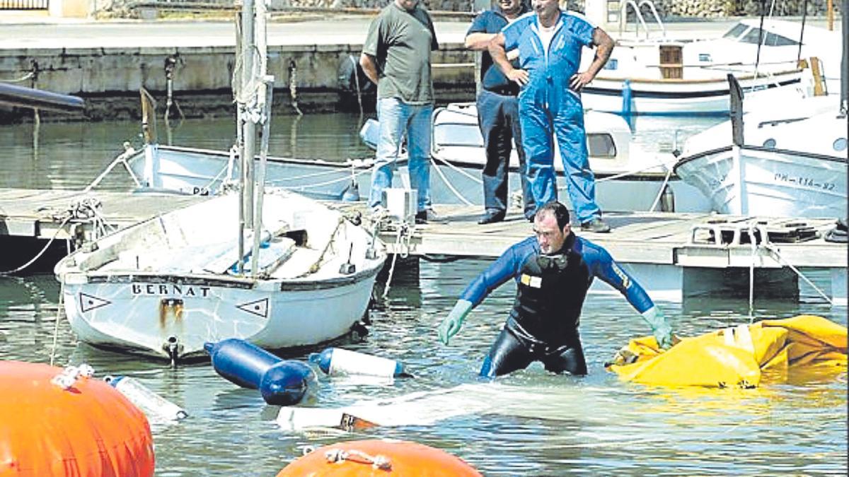 Tareas para reflotar barcos hundidos en Portopetro, tras el terremoto de Argelia.