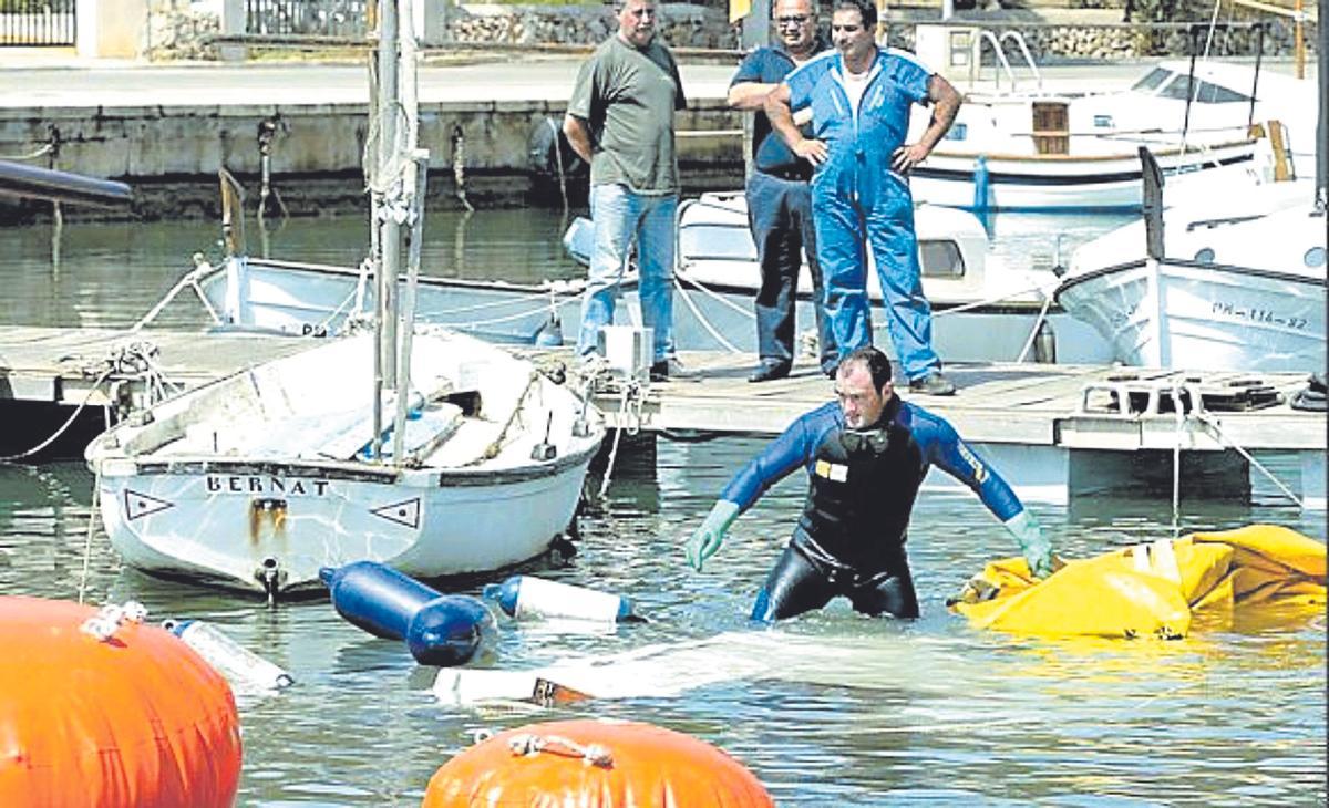 Tareas para reflotar barcos hundidos en Portopetro, tras el terremoto de Argelia.