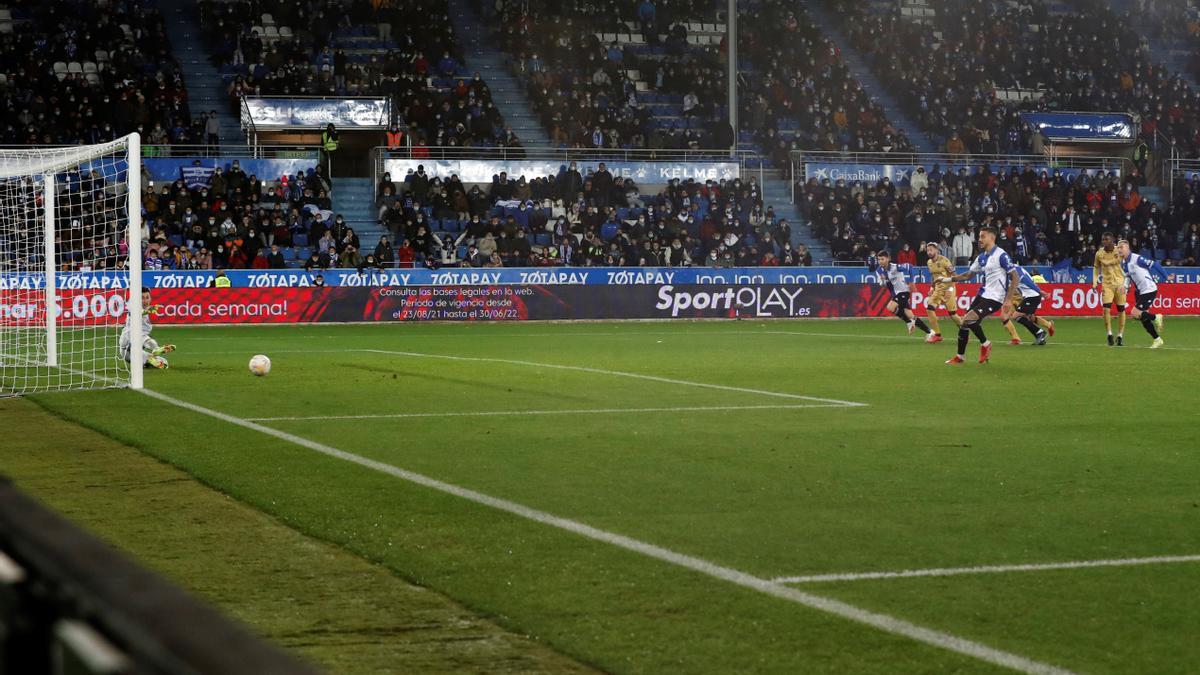 El gol de Joselu desde el punto de penalti hizo que el Levante se desdibujara y facilitase al Alavés el camino de la remontada.