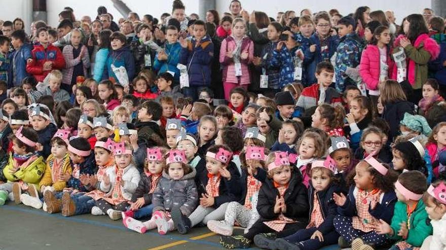 Varios de los niños que acudieron al magüestu del colegio Martínez Torner.