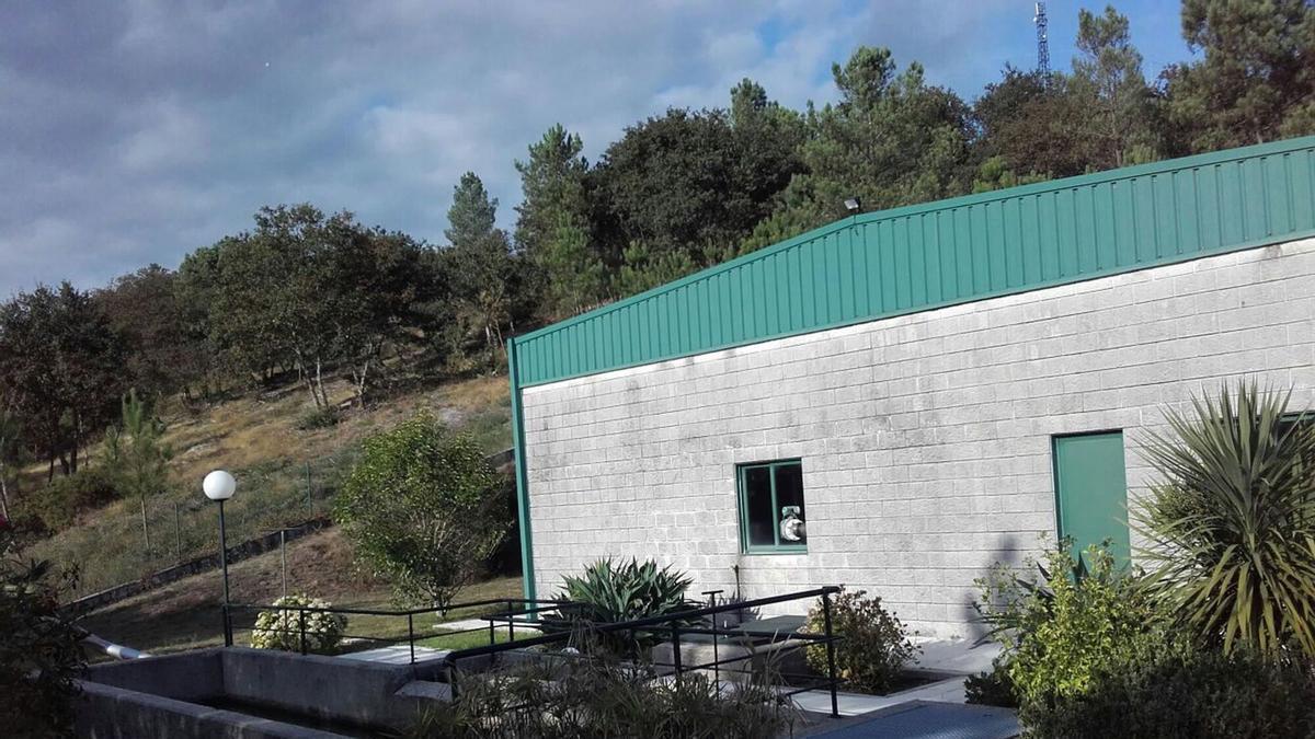Depósito y zona de zaptación de agua en el río Gallo, Cuntis.