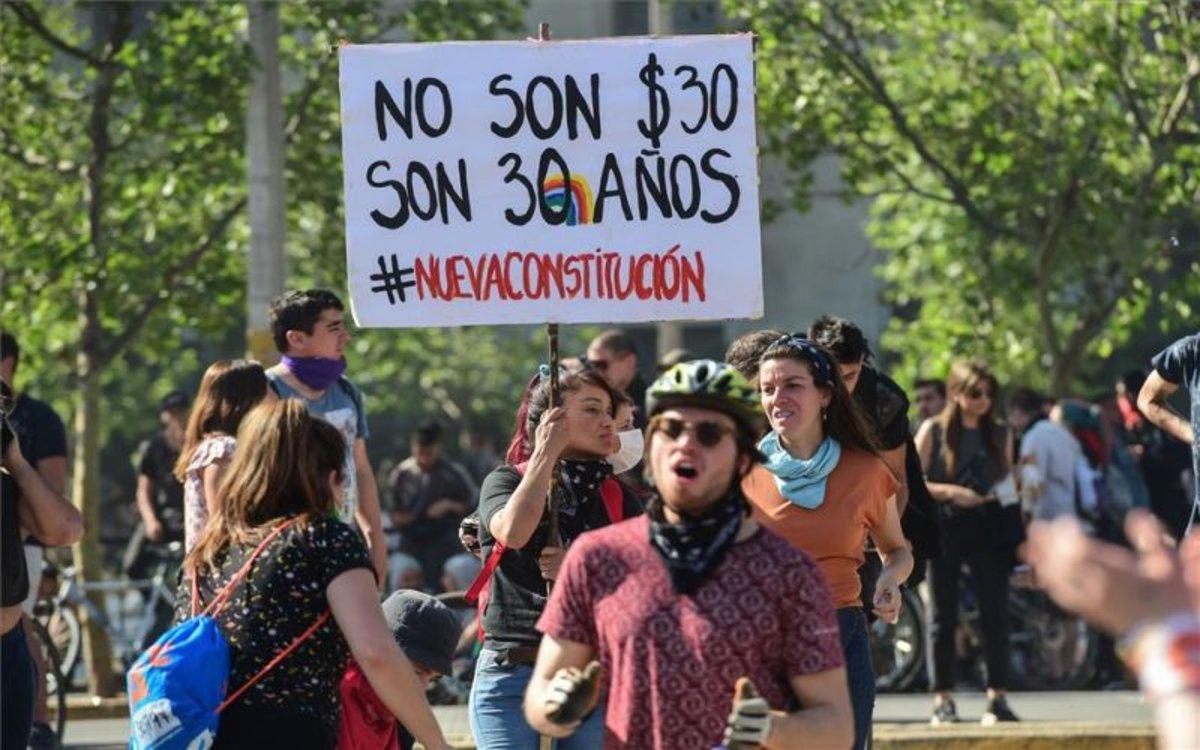 Protestas en Chile por el aumento a la tarifa del Metro en Santiago. Protestas en Chile por el aumento a la tarifa del Metro en Santiago.
