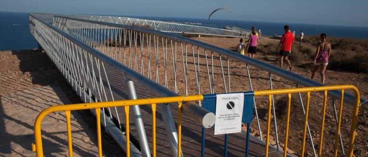 La pasarela y el mirador del faro permanecen cerrados cautelarmente con un vallado colocado por la Policía Local.