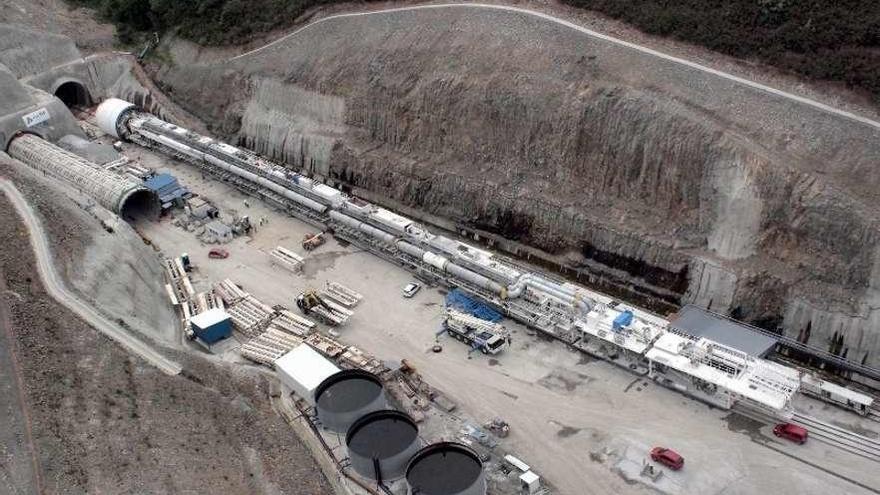 Obras de perforación del túnel de Bolaños, en la entrada del AVE a Galicia. // FdeV