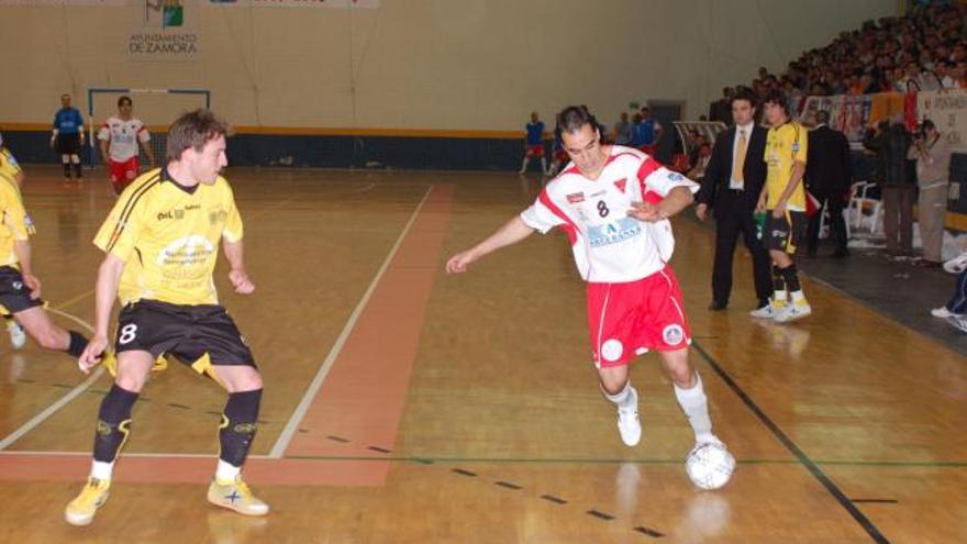 Javi Serrano conduce el balón en el último partido que el Arcebansa jugó en casa.