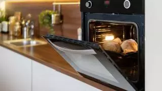 Poner papel de aluminio en el horno: así es la técnica que cada vez está copiando más gente