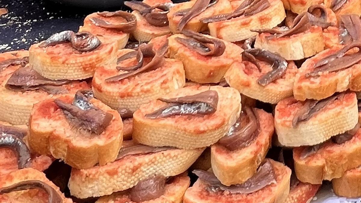 Llesques de pa amb anxoves a la Festa de l'Escala.