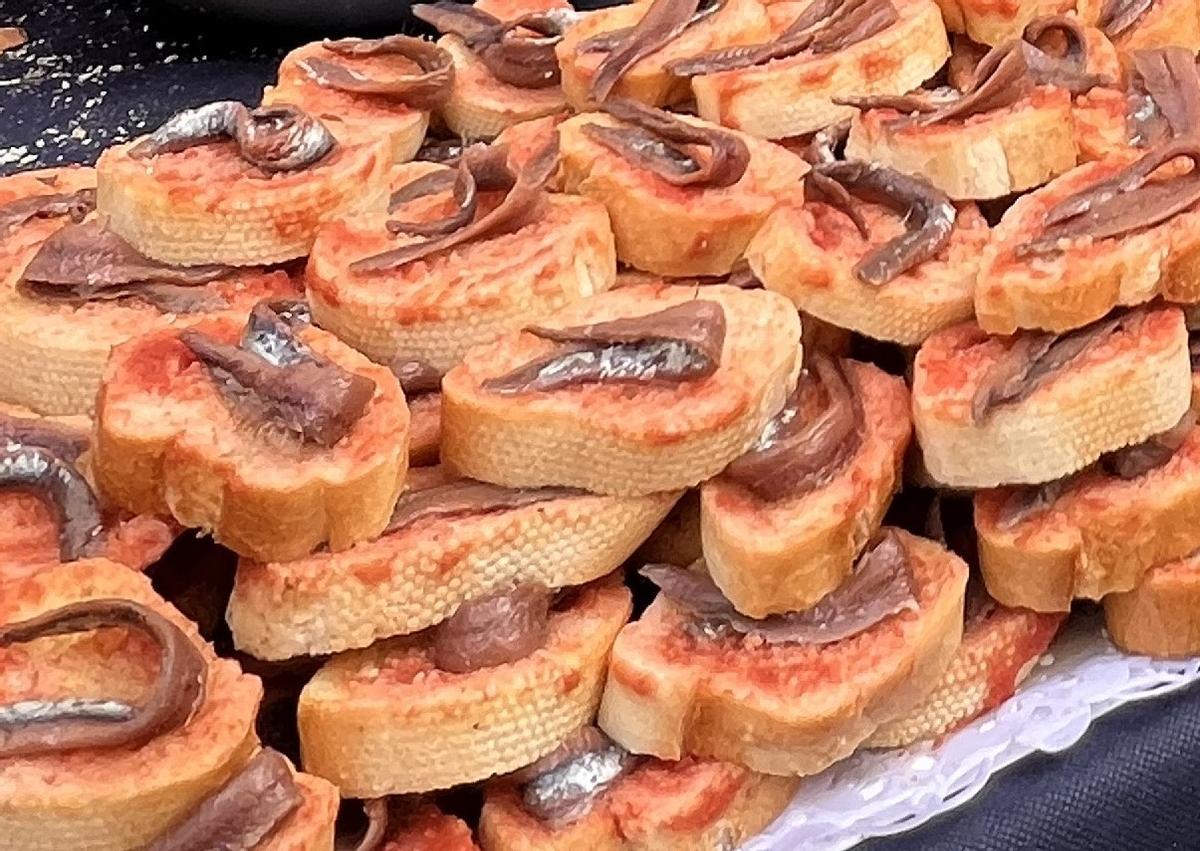 Llesques de pas amb anxoves a la Festa de l'Escala