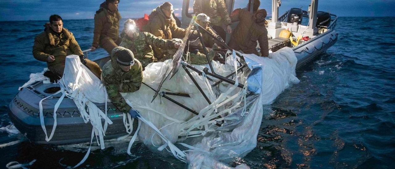 Los militares estadounidenses retirando parte de un globo chino derribado.