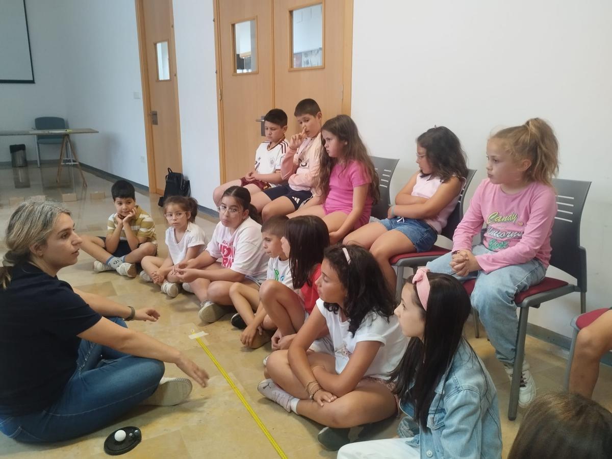 El taller "Misión Eclipse" en el Centro Cultural "Juan Velarde" de Salas, en imágenes