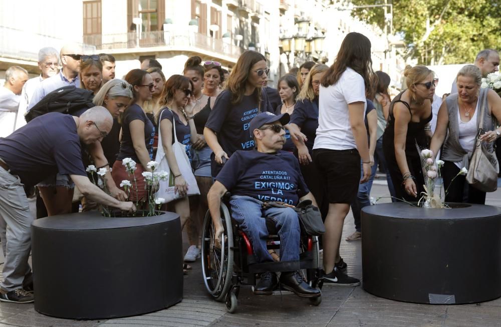 Barcelona homenajea a las víctimas del 17A con ...