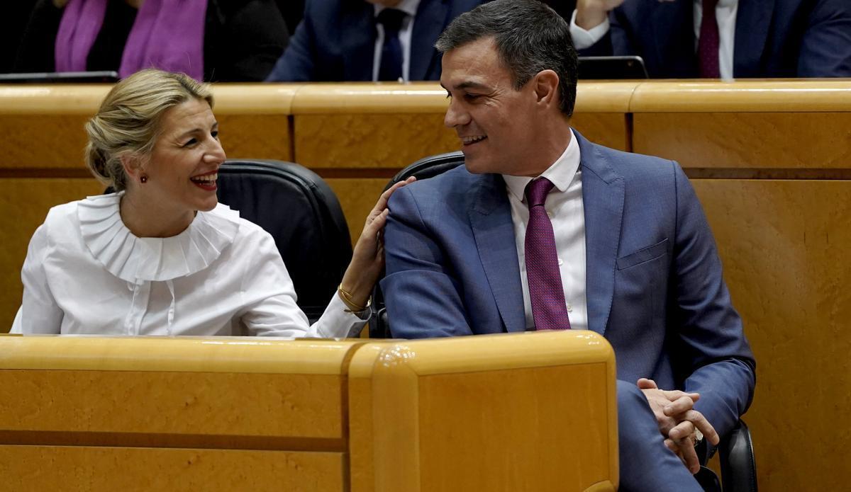 La vicepresidenta segunda, Yolanda Díaz, y el presidente del Gobierno, Pedro Sánchez, en el Senado en una foto de archivo.