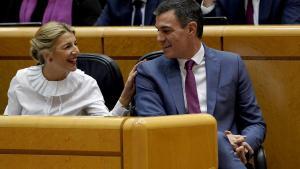 La vicepresidenta segunda, Yolanda Díaz, y el presidente del Gobierno, Pedro Sánchez, en el Senado en una foto de archivo.