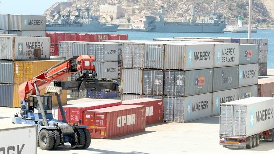 Zona de carga y descarga del muelle cartagenero.