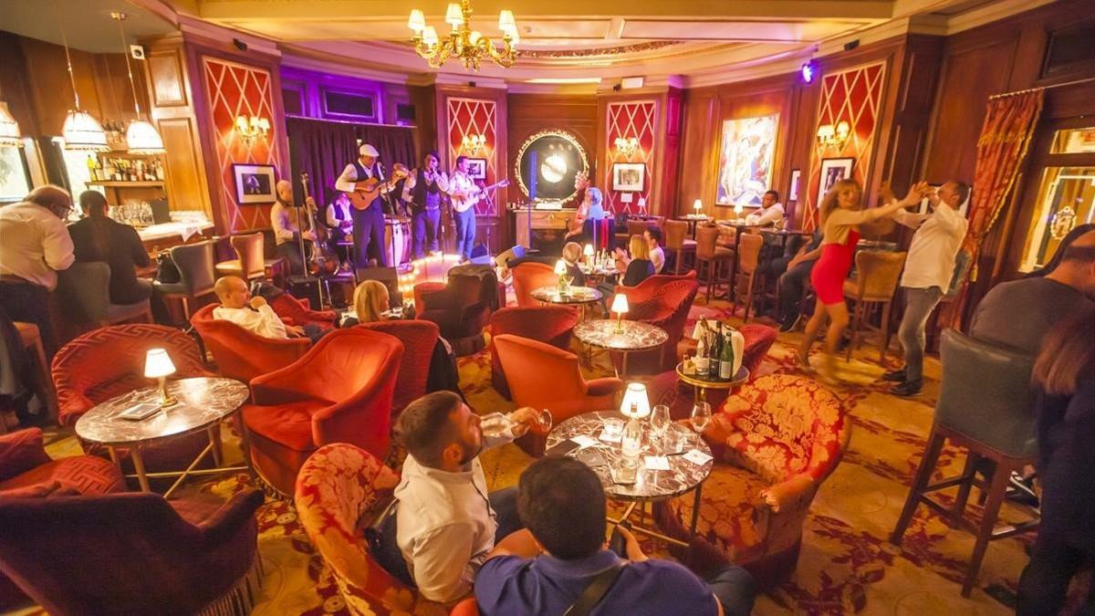 Actuación de Ray Cuza &amp; Septeto Sazonando en el bar del Hotel El Palace de Barcelona