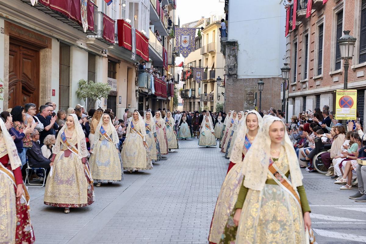 Carmen, Marta y la corte en la procesión de la Virgen de los Desamparados