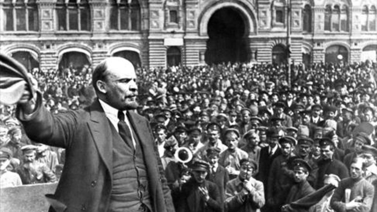 Lenin, dando un mitin en la plaza Roja de Moscú, en 1919.