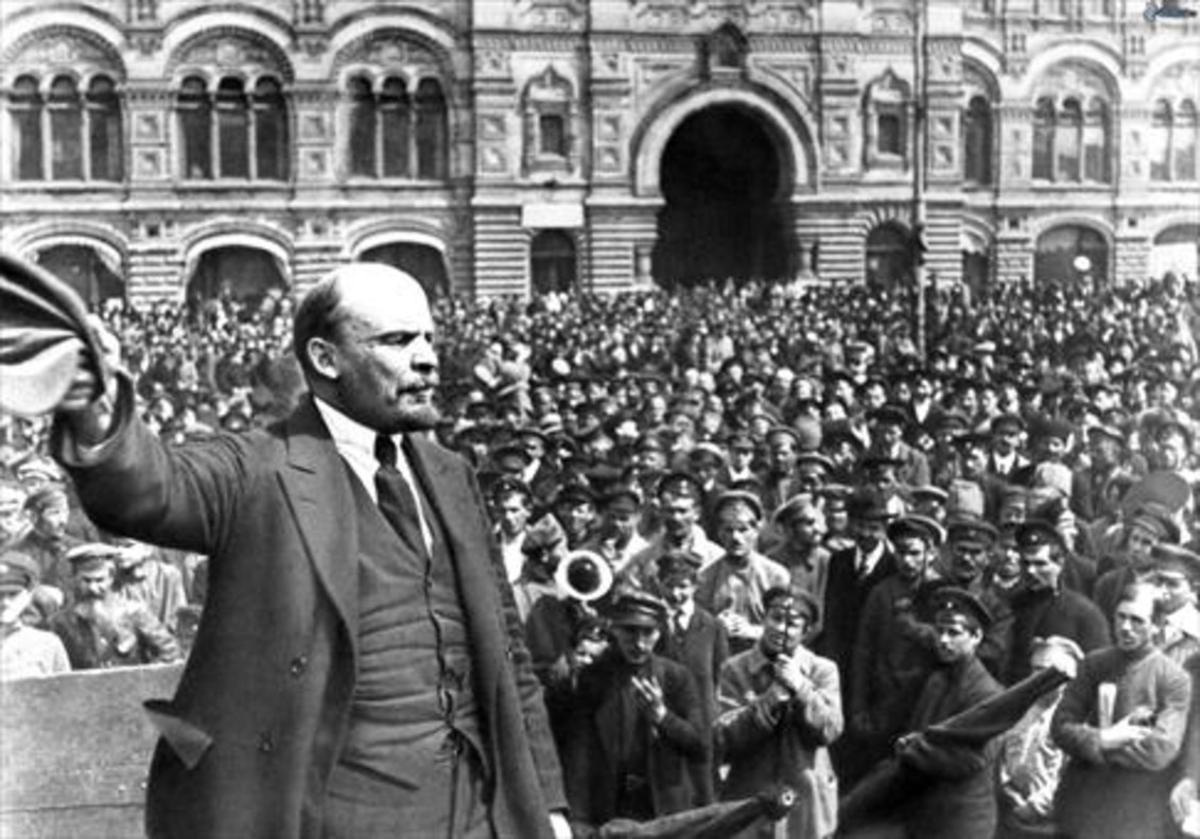 Lenin, donant un míting en la plaça Vermella de Moscou, en 1919.