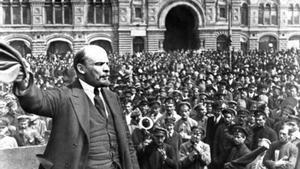 Lenin, donant un míting en la plaça Vermella de Moscou, en 1919.