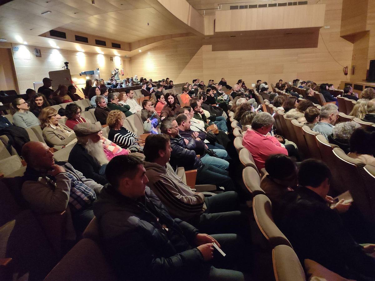 El público llenó el auditorio para asistir al concurso.