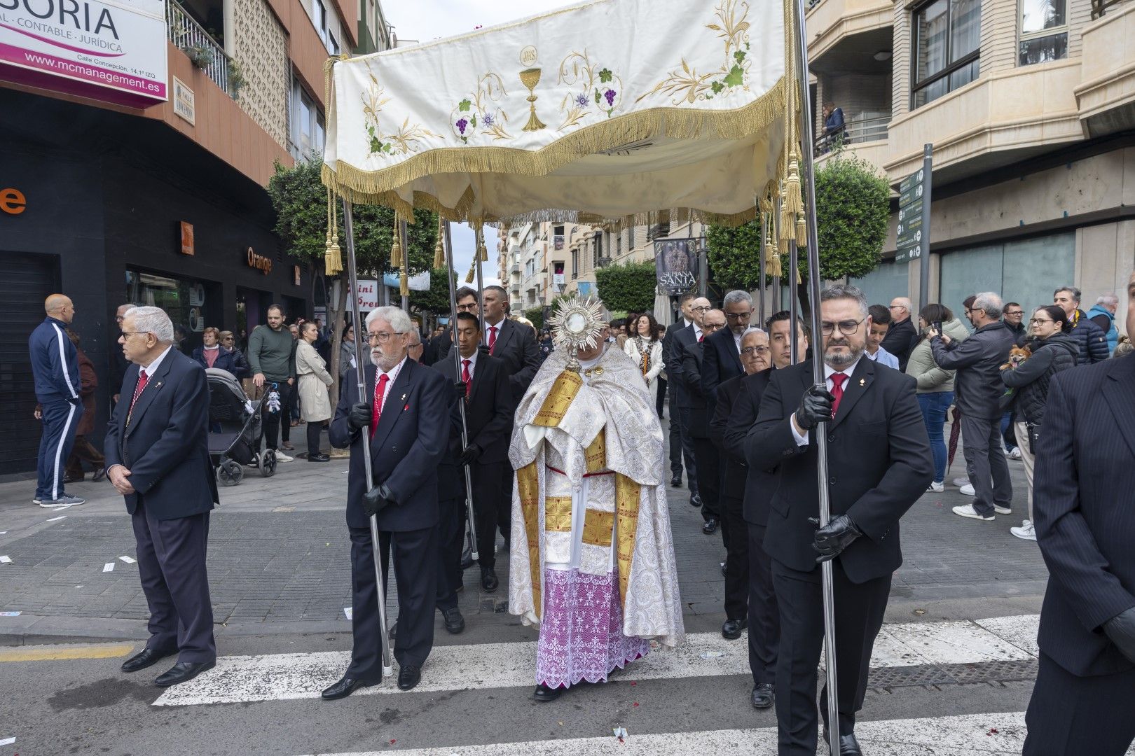 Emotivo Encuentro del Domingo de Resurrección en Torrevieja