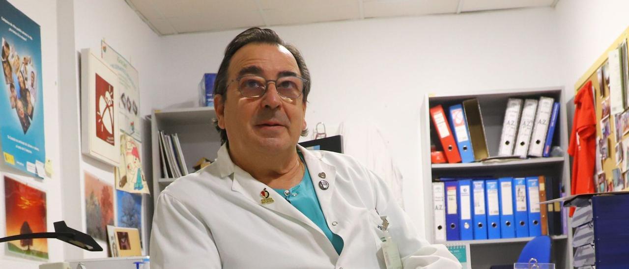 El coordinador hospitalario de trasplantes del Reina Sofía, Juan Carlos Robles, en su despacho.
