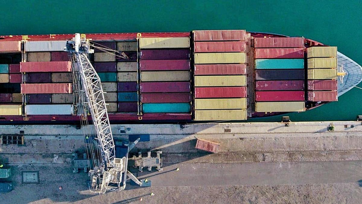 Panorámica aérea, tomada por un dron, de un buque portacontenedores durante la carga de mercancías y productos en el puerto de Almería. | | EUROPA PRESS