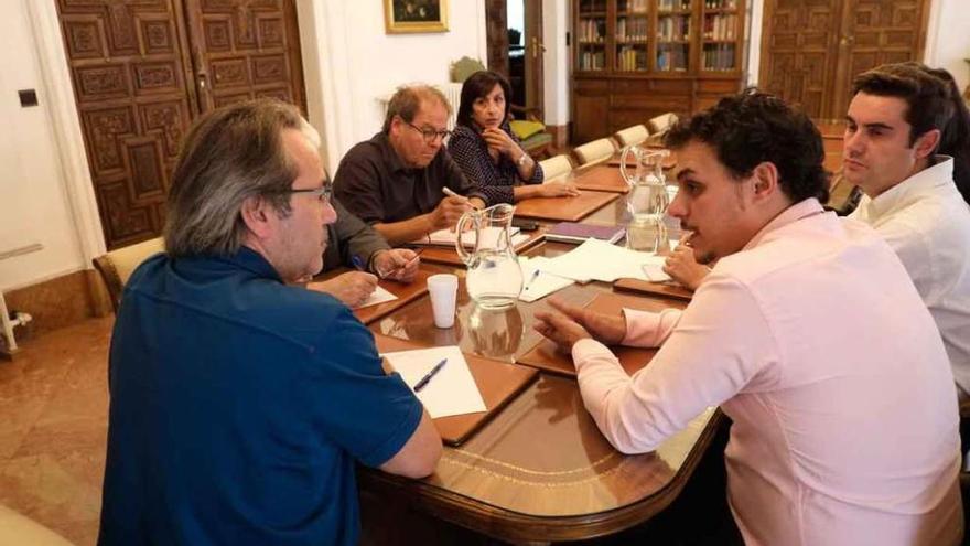 Francisco Guarido y Tomás del Bien, en primer término, durante la reunión mantenida en Zamora.