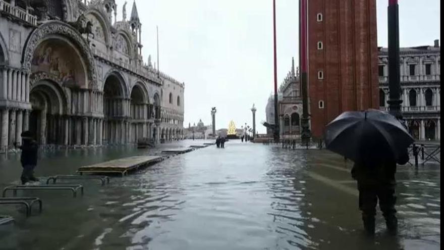 El 'acqua alta' de Venecia inunda la plaza de San Marcos