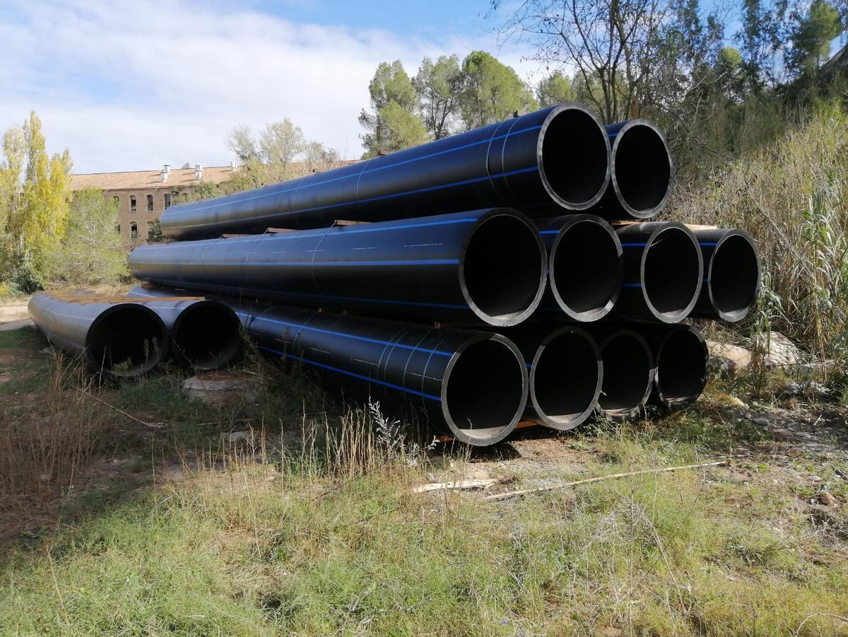 Tubs pendents de ser col·locats, a l'alçada de l'antiga fàbrica Cal Serra