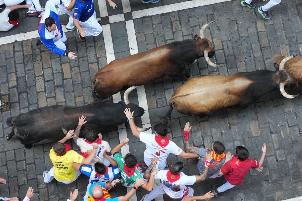 Sexto encierro de los Sanfermines, tenso, emocionante y protagonizado por los toros de la ganadería de La Palmosilla.