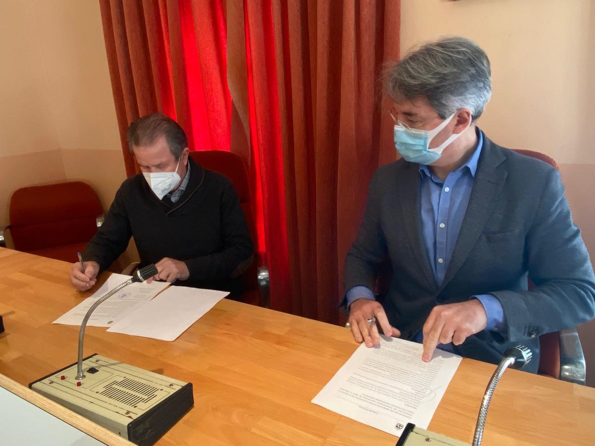El presidente de Emgrobes, José Besada, y el alcalde meco, José Cacabelos, en la firma del convenio, esta mañana.