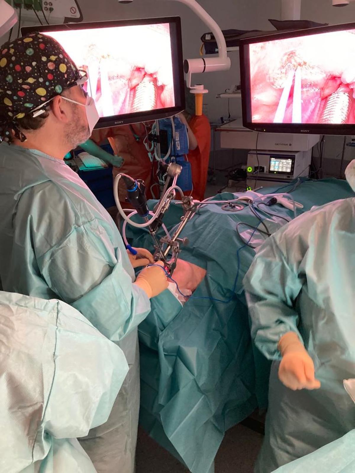 El doctor Fernández en una cirugía