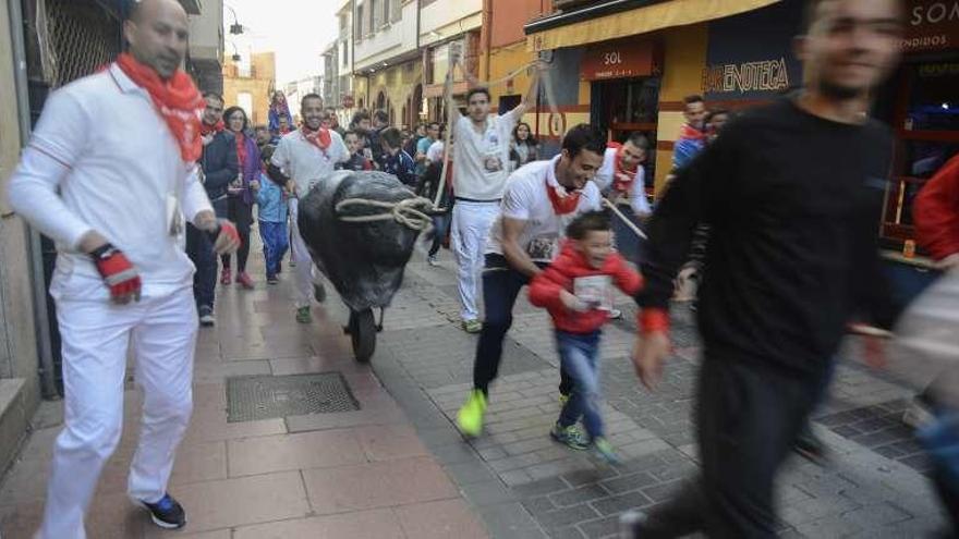 Un joven ayuda a un niño durante la carretera de carretones.