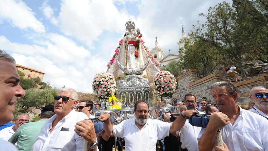 Vidal Coy dirigiendo el trono durante la bajada de la Virgen el pasado 30 de agosto.