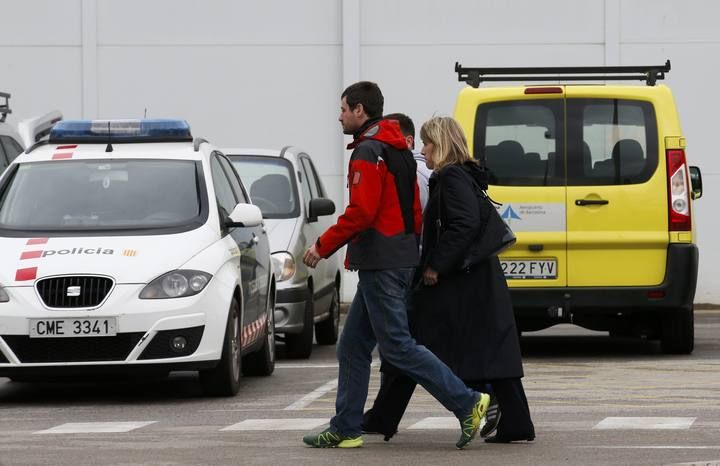 Los familiares de los pasajeros llegan al aeropuerto del Prat