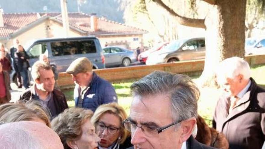 Ovidio Sánchez conversa con Isidro Fernández Rozada, ayer, a la puerta de la parroquia de Laviana.