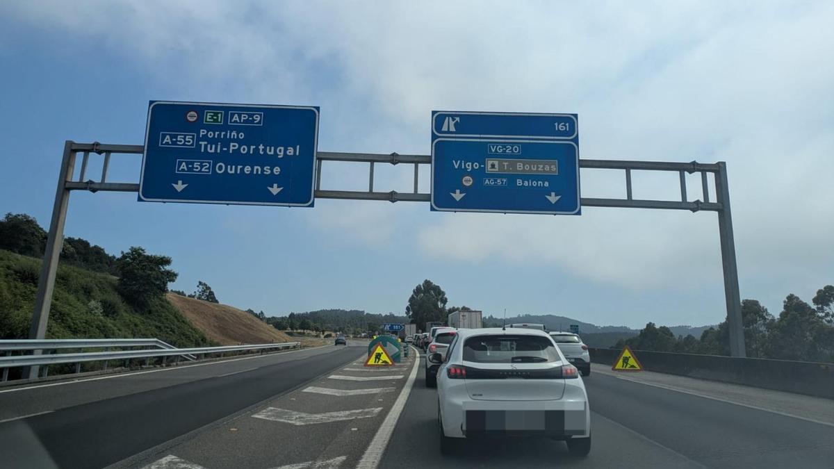 Atasco en la bifurcación de la AP-9 y la VG-20 este lunes a primera hora de la tarde