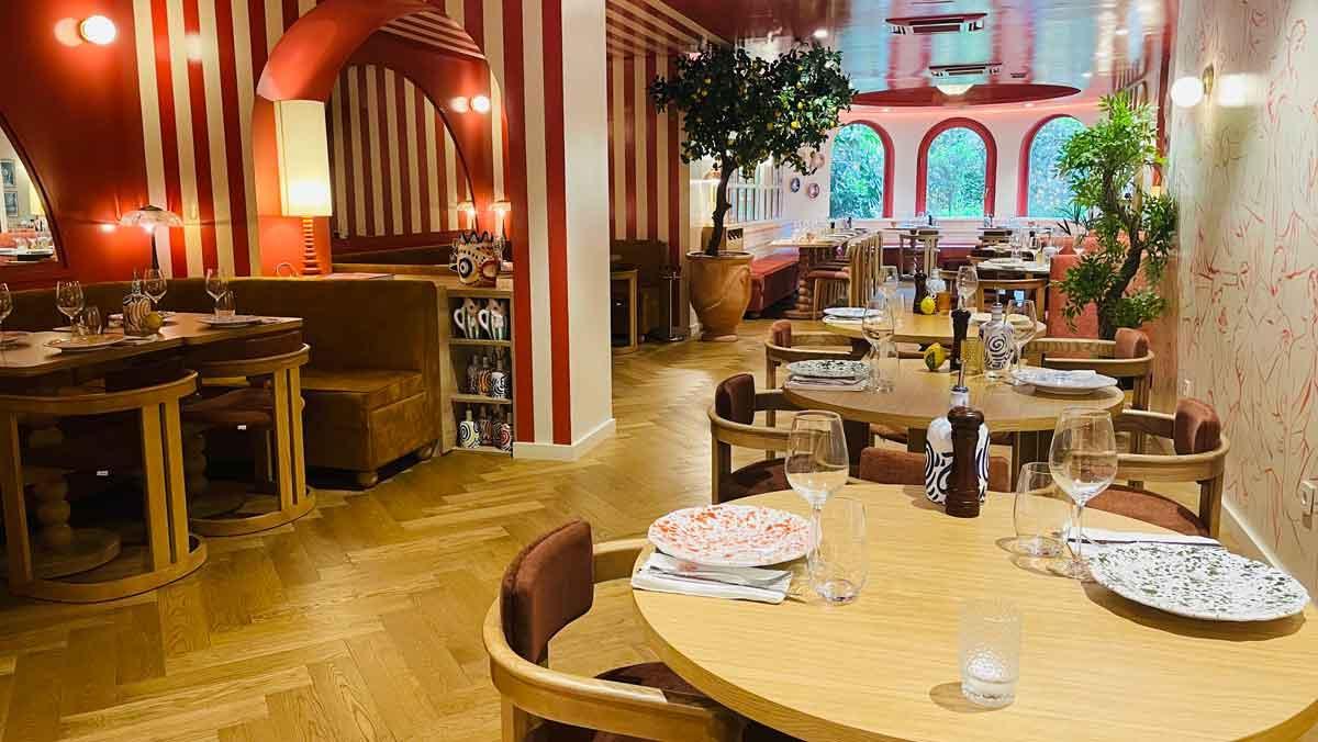 Interior del restaurante LAmoroso, con una decoración inspirada en la costa Amalfitana.