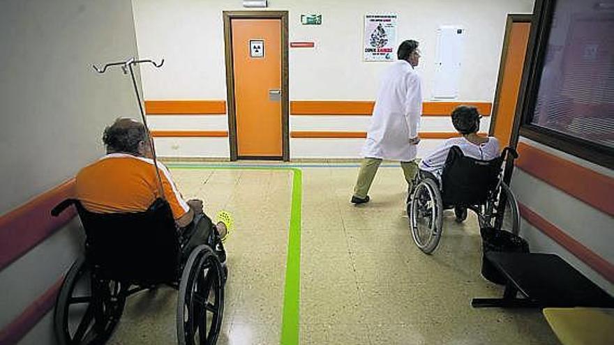 Pacientes en un pasillo del servicio de urgencias del Hospital San Agustín.