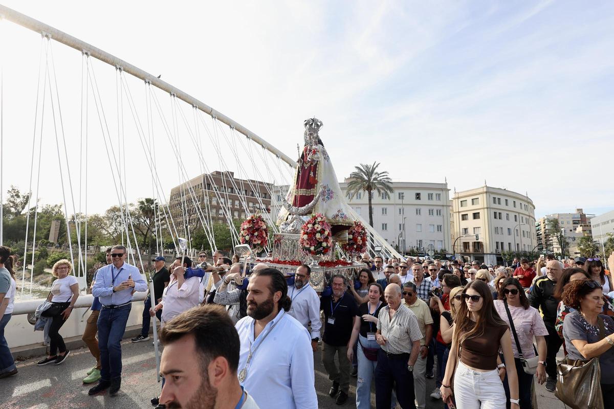 La Virgen de la Fuensanta en el Puente de Hierro durante el inicio de la peregrinación.