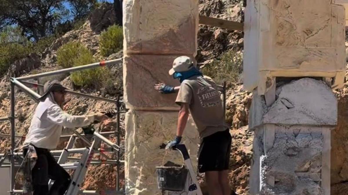 Captura de pantalla del vídeo difundido por la empresa organizadora del evento 'Van Wyck &amp; Van Wyck' trabajando en el montaje de la fiesta