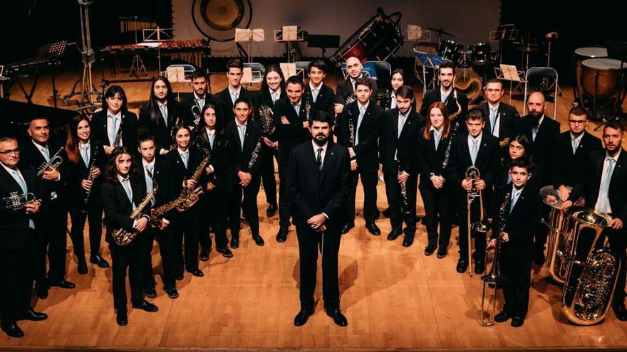 Humberto Carballo, en el centro, con los músicos de la banda canguesa. |  EstudioProlight