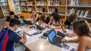 Estudiantes preparan el examen de selectividad en la Biblioteca Jaume Fuster de Barcelona