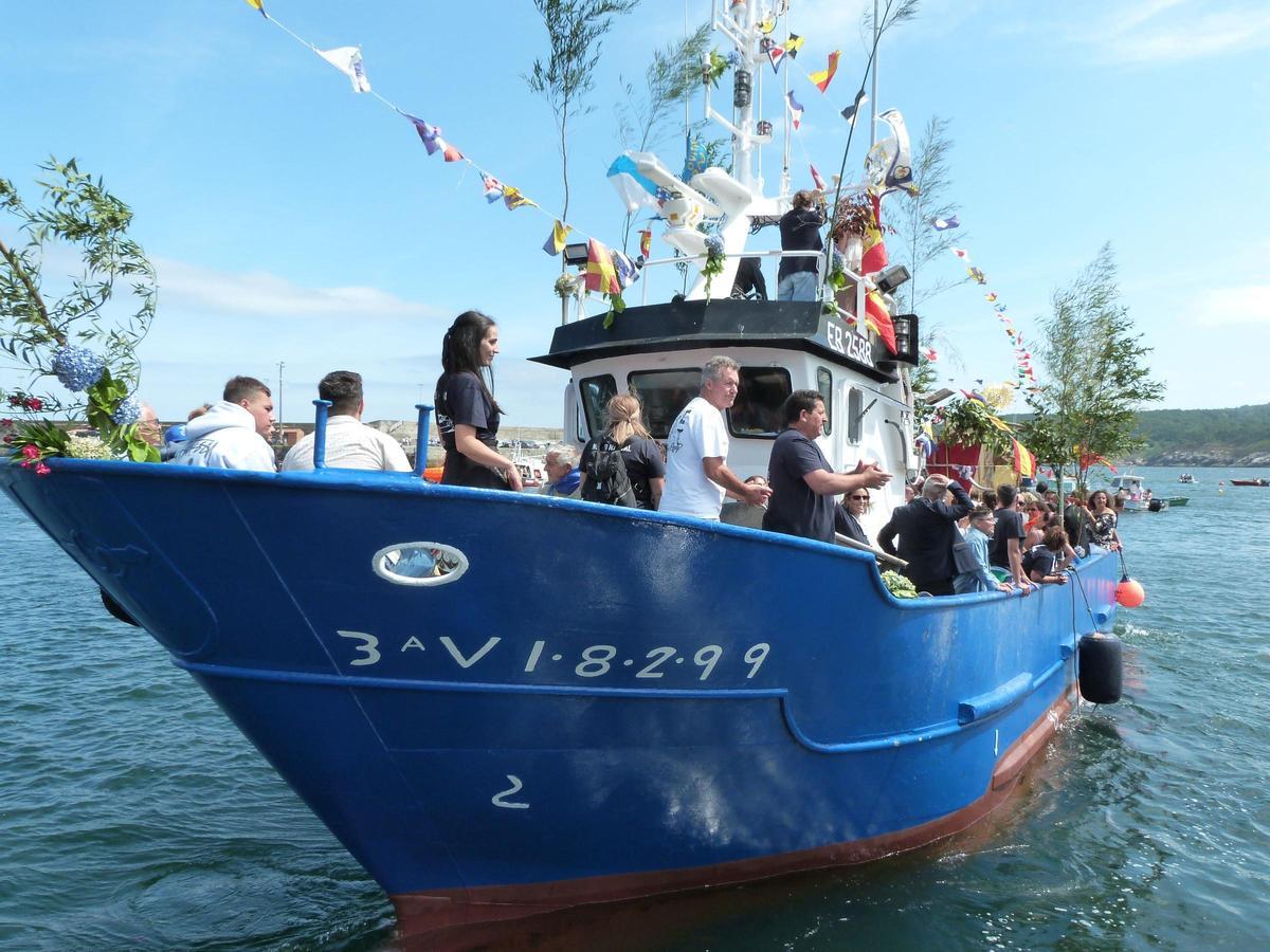 O pesqueiro 'Nuevo Narval' encabezou a procesión marítima de Laxe.